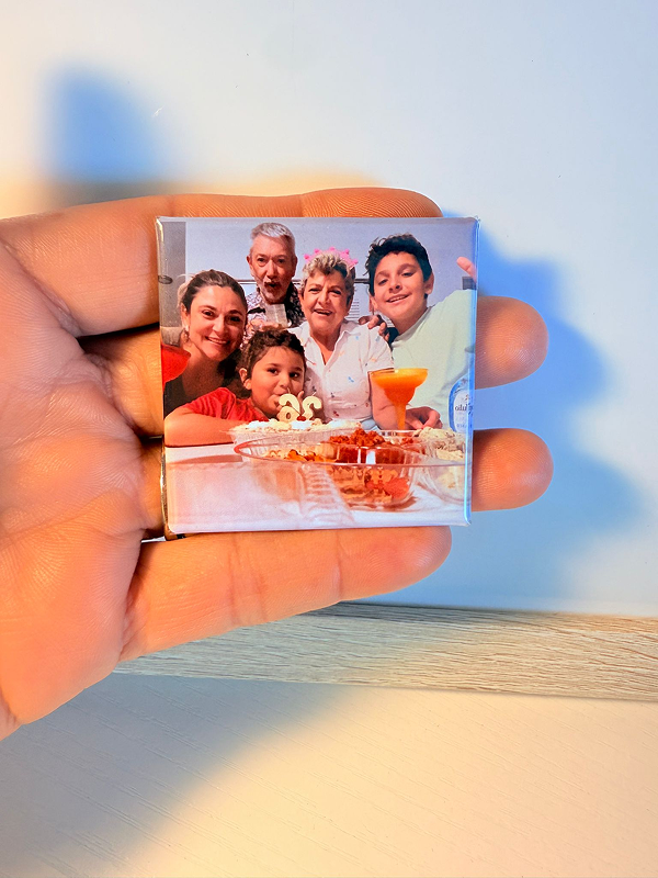 9 Personalized photo magnets in square 2x2